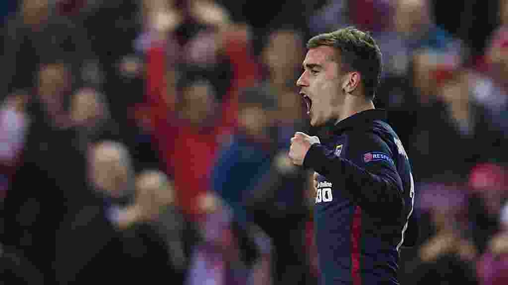 MADRID, SPAIN - APRIL 13: Antoine Griezmann of Atletico de Madrid celebrates scoring their opening goal during the UEFA Champions League quarter final, second leg match between Club Atletico de Madrid and FC Barcelona at the Vincente Calderon on April 13, 2016 in Madrid, Spain.  (Photo by Gonzalo Arroyo Moreno/Getty Images)