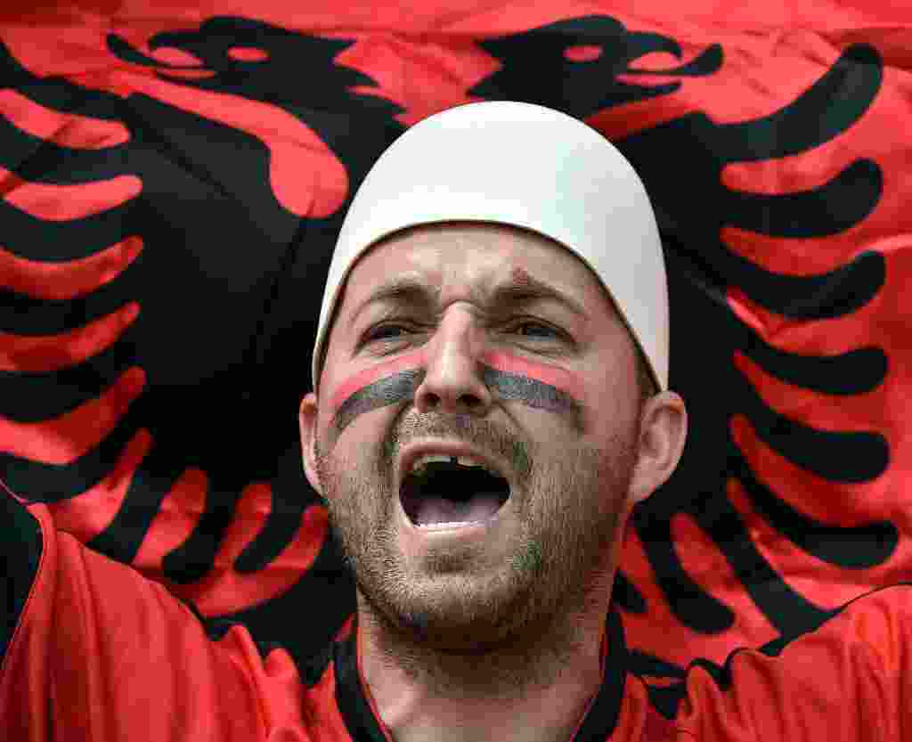 Foto-Foto Serunya Suporter Albania di Euro 2016a